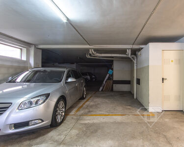 Apartamento T2 remodelado, com estacionamento e arrecadação, na Maia