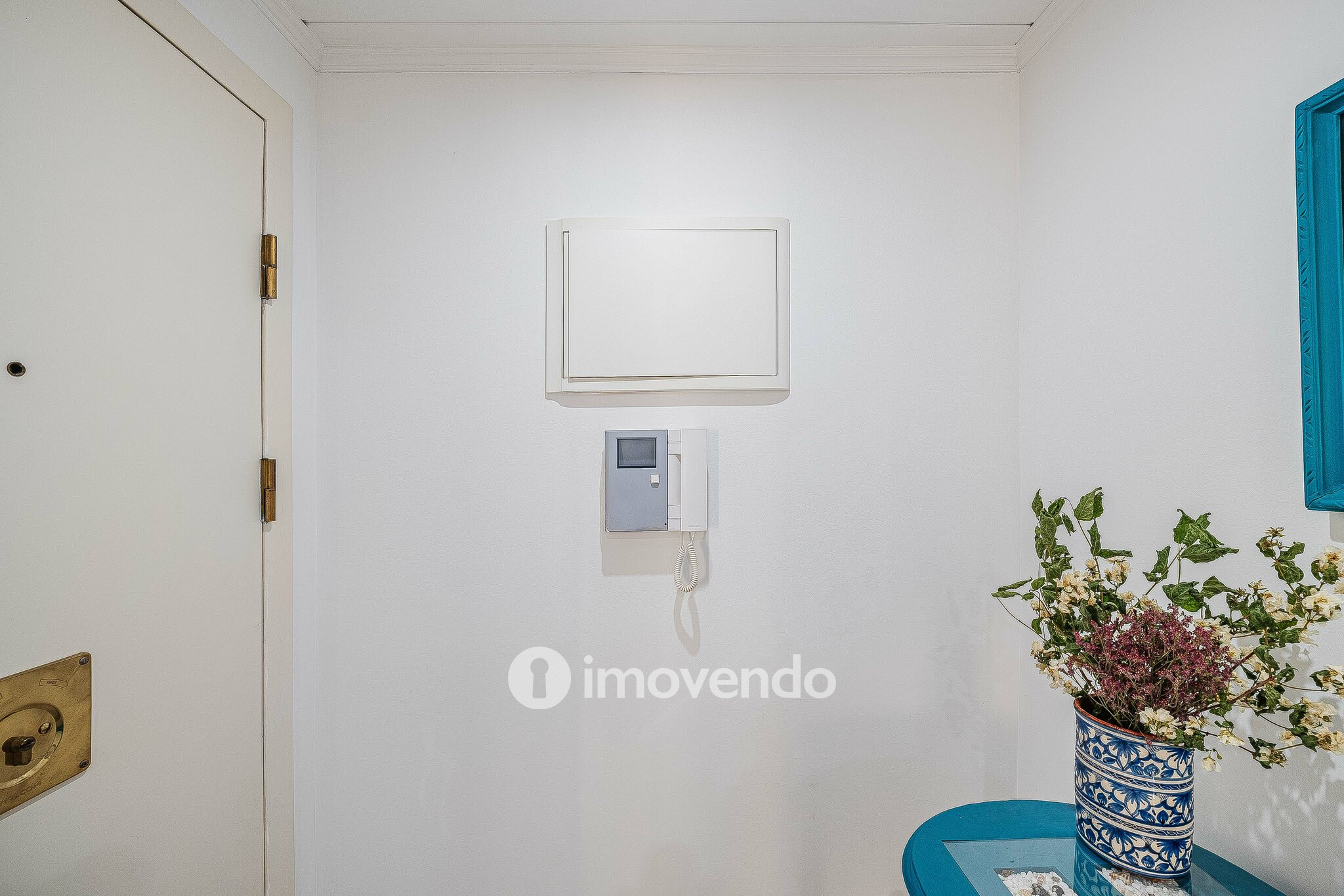 Apartamento T2, com áreas amplas e varanda, na Póvoa de Santa Iria