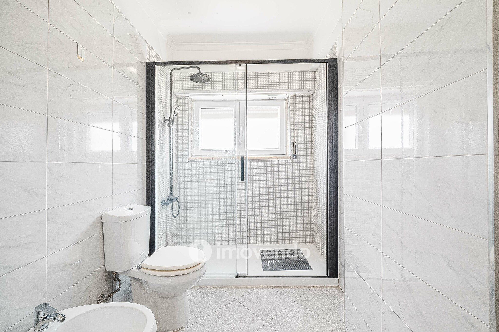 Apartamento T2, com áreas amplas e varanda, na Póvoa de Santa Iria