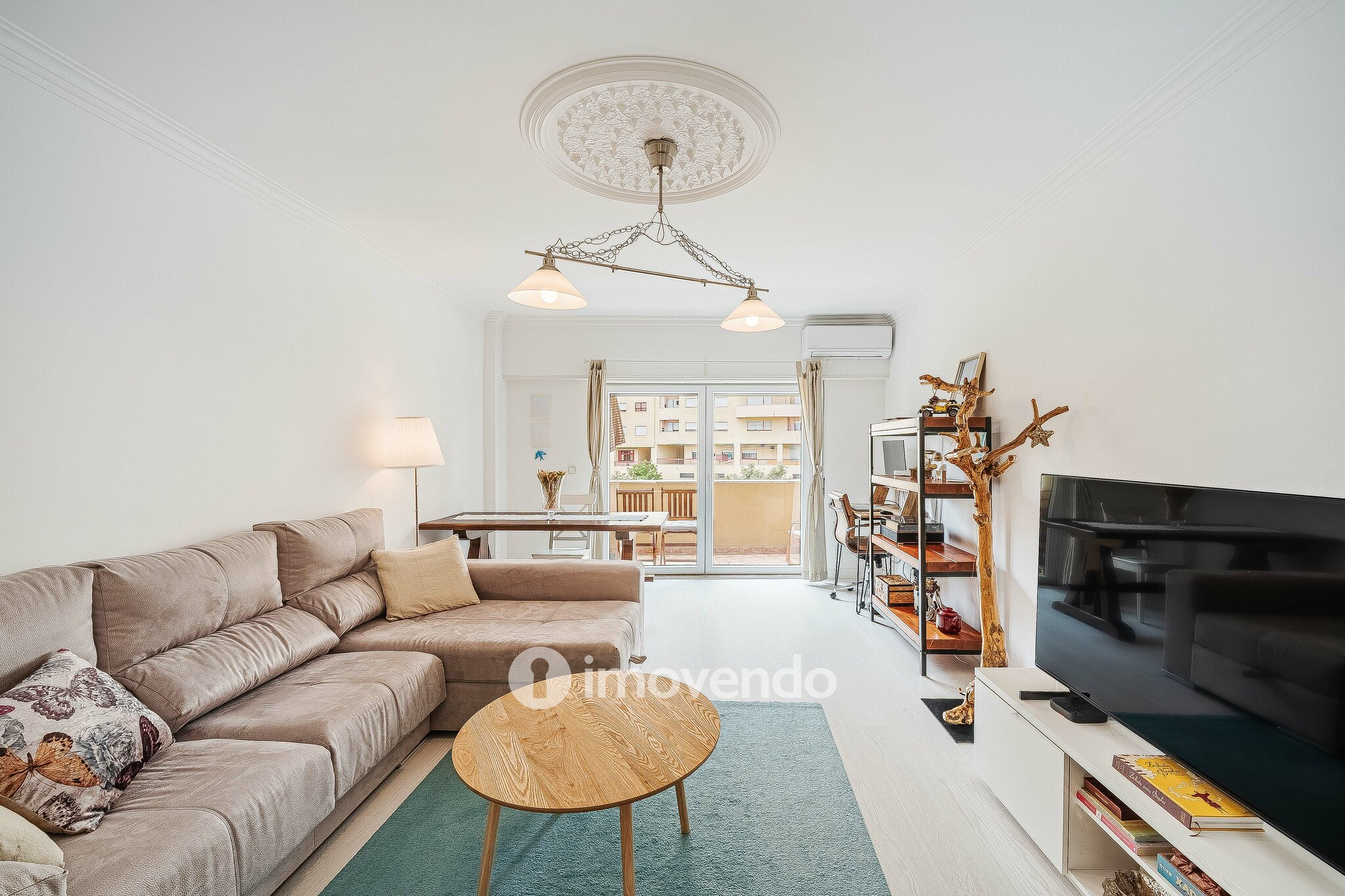 Apartamento T2, com áreas amplas e varanda, na Póvoa de Santa Iria
