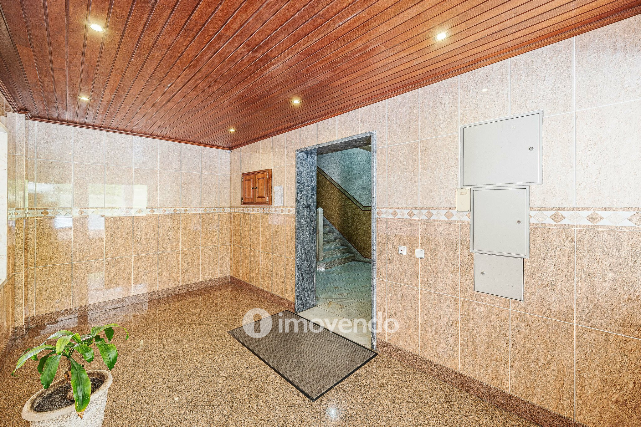 Apartamento T2, com áreas amplas e varanda, na Póvoa de Santa Iria