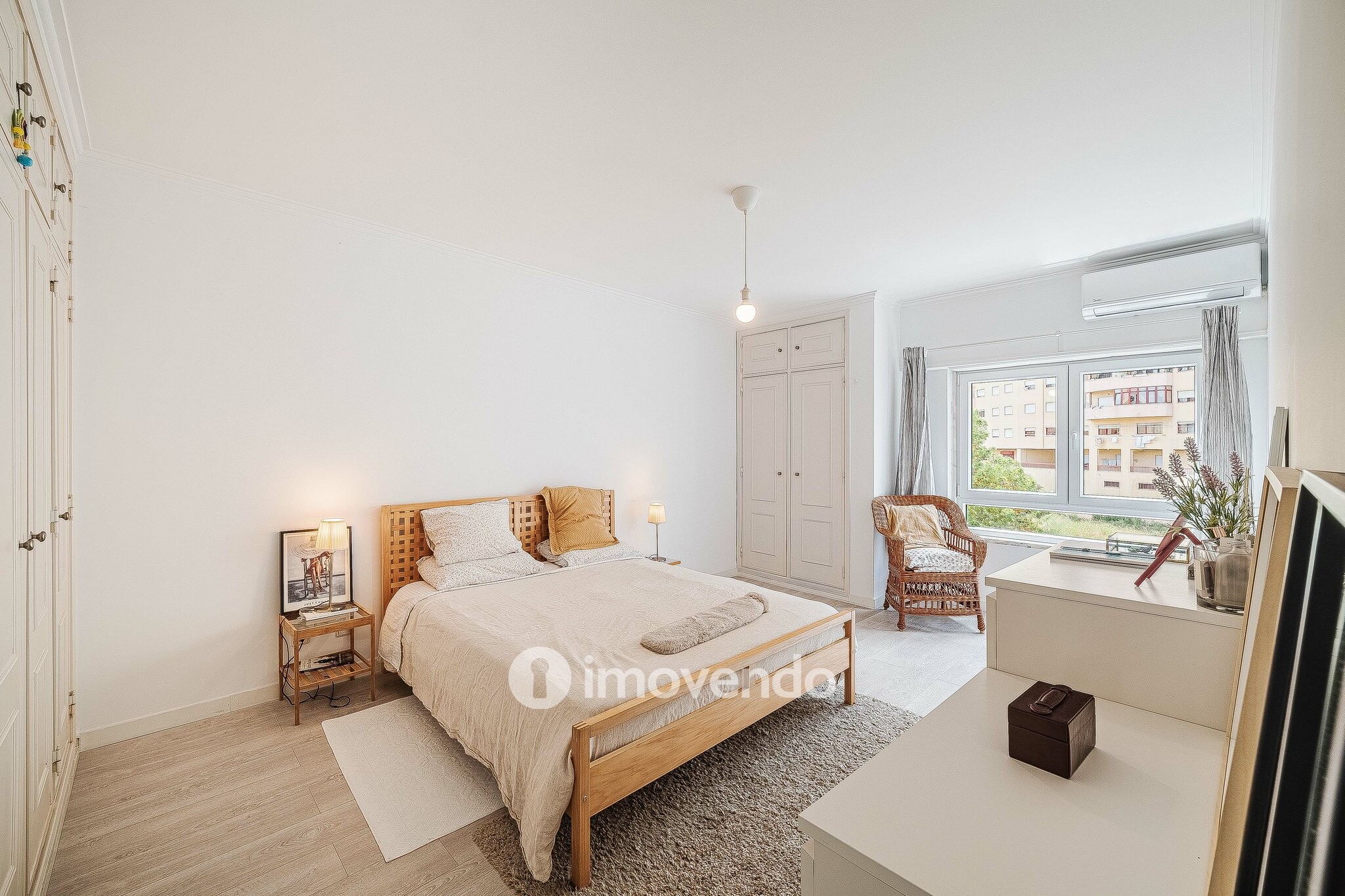 Apartamento T2, com áreas amplas e varanda, na Póvoa de Santa Iria