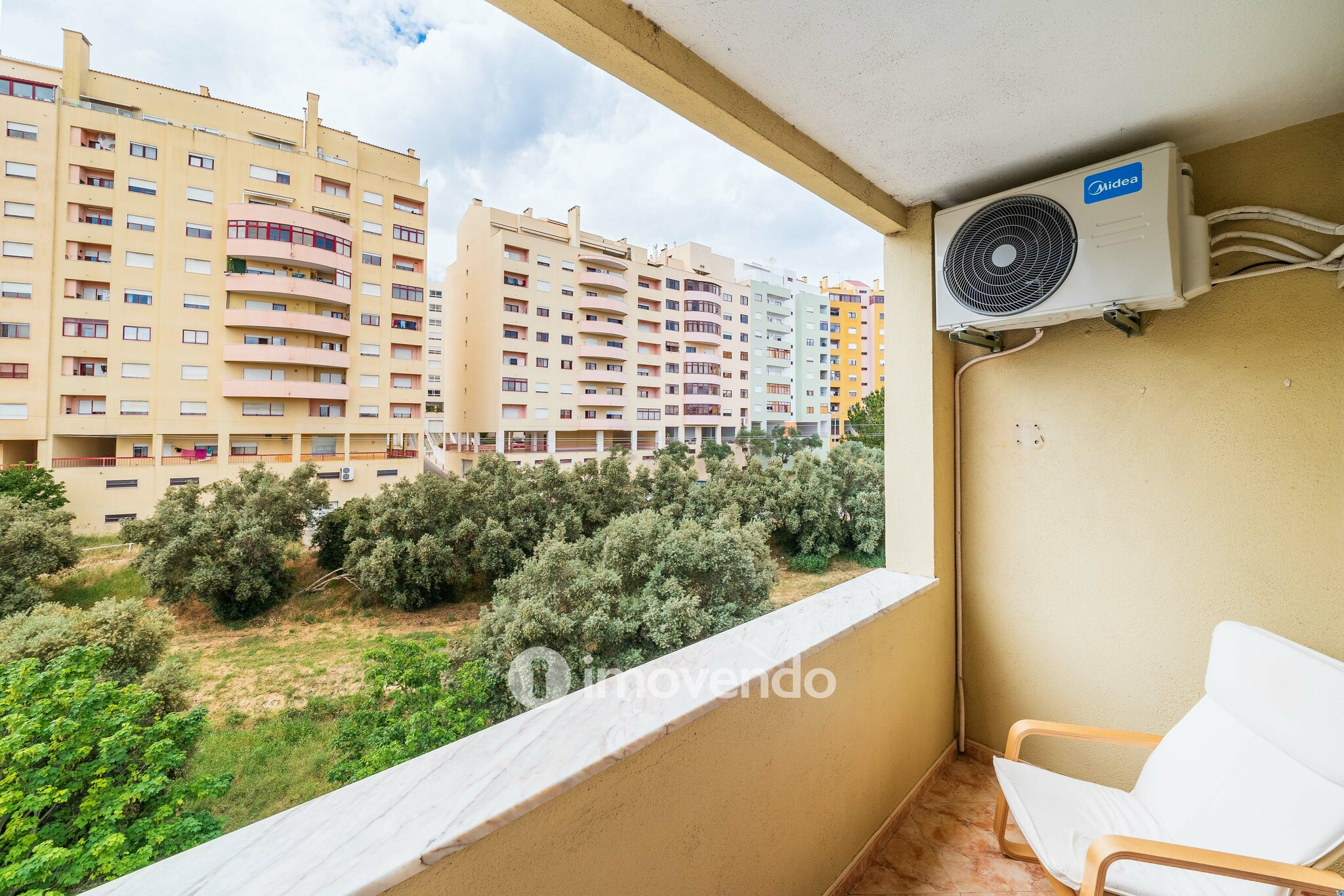 Apartamento T2, com áreas amplas e varanda, na Póvoa de Santa Iria