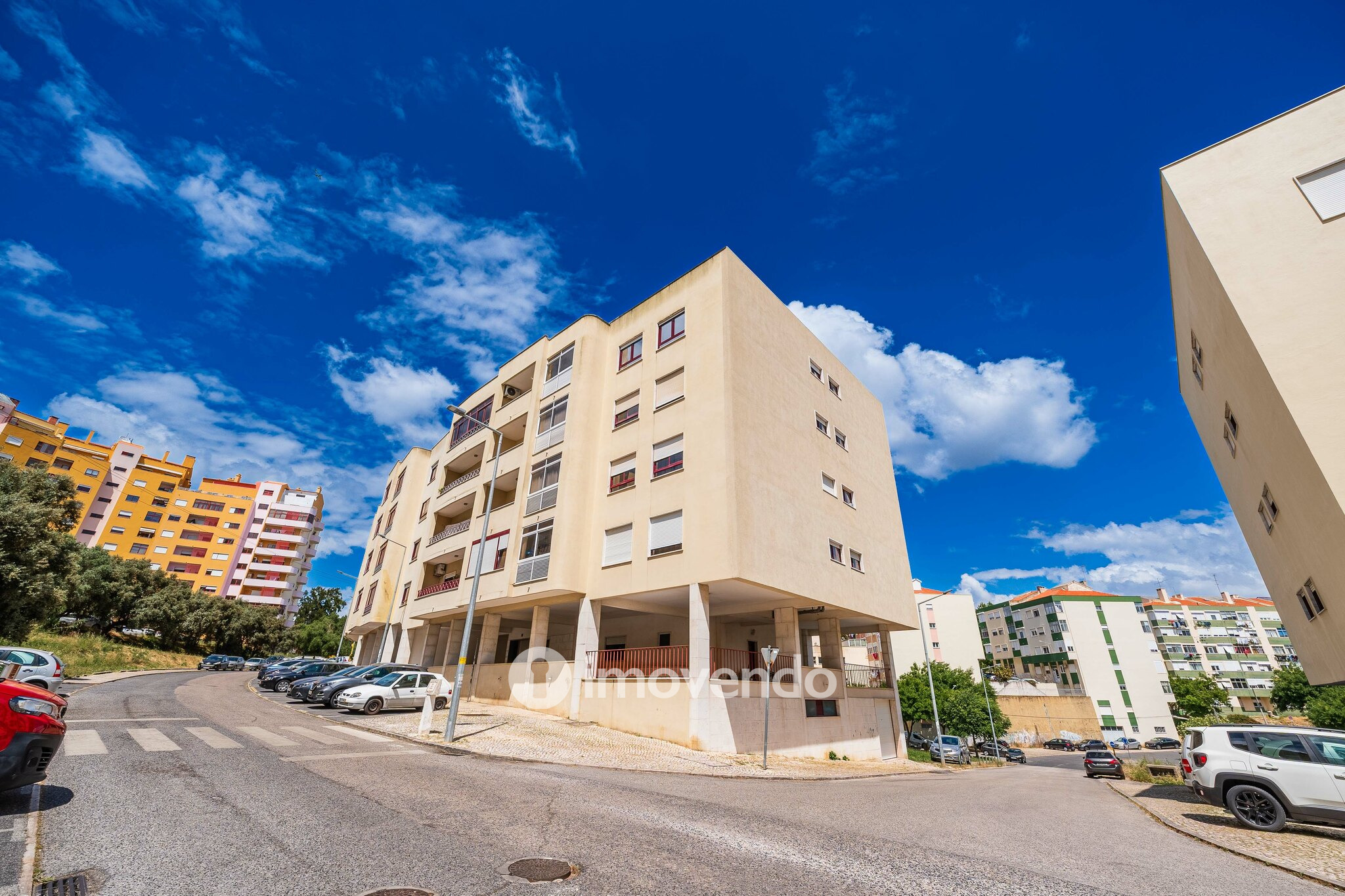 Apartamento T2, com áreas amplas e varanda, na Póvoa de Santa Iria