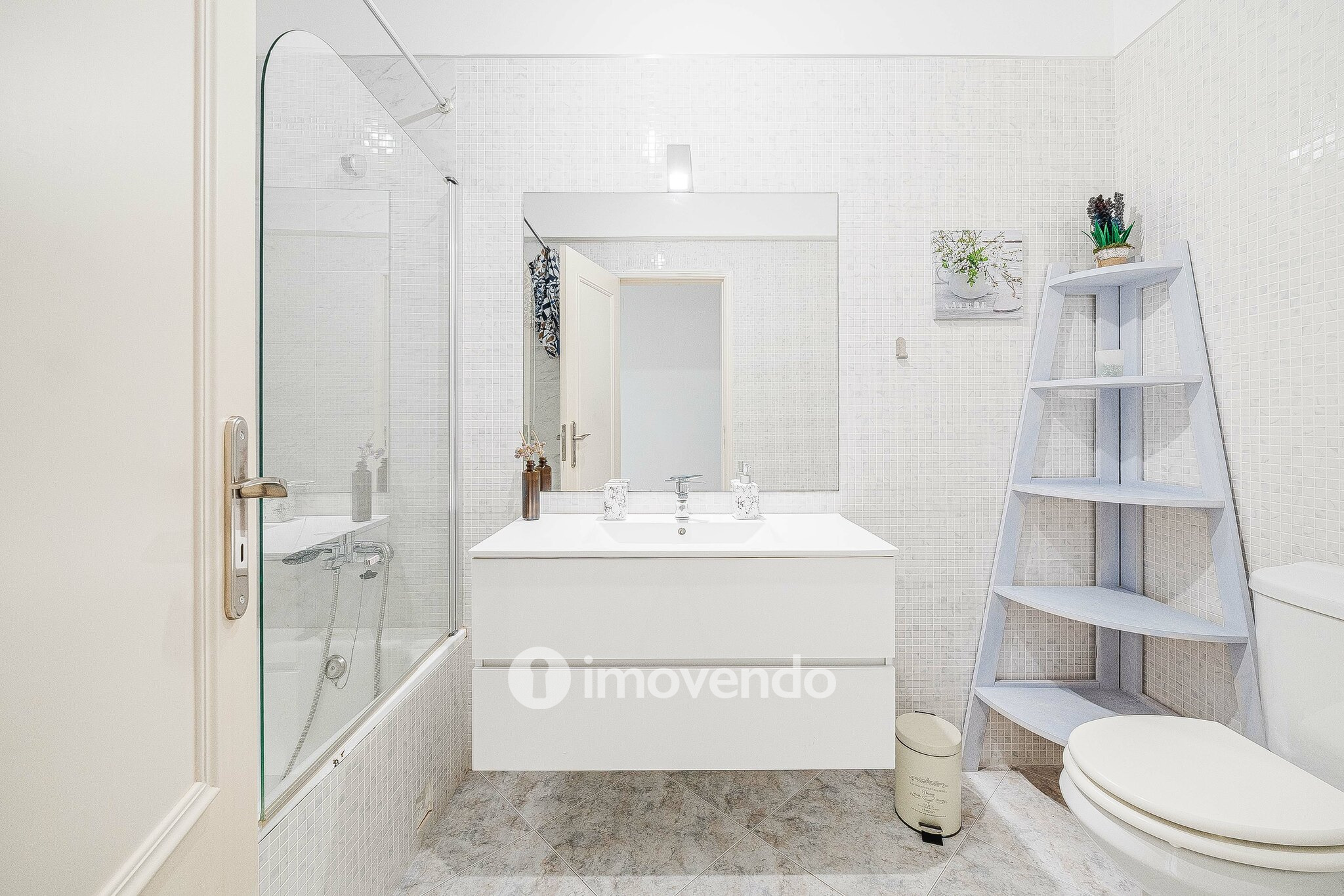 Apartamento T2, com áreas amplas e varanda, na Póvoa de Santa Iria