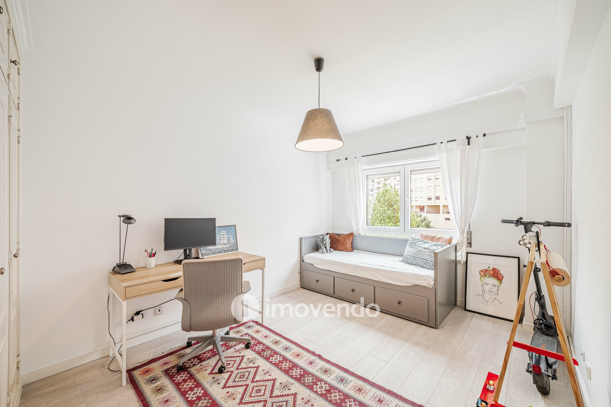 Apartamento T2, com áreas amplas e varanda, na Póvoa de Santa Iria