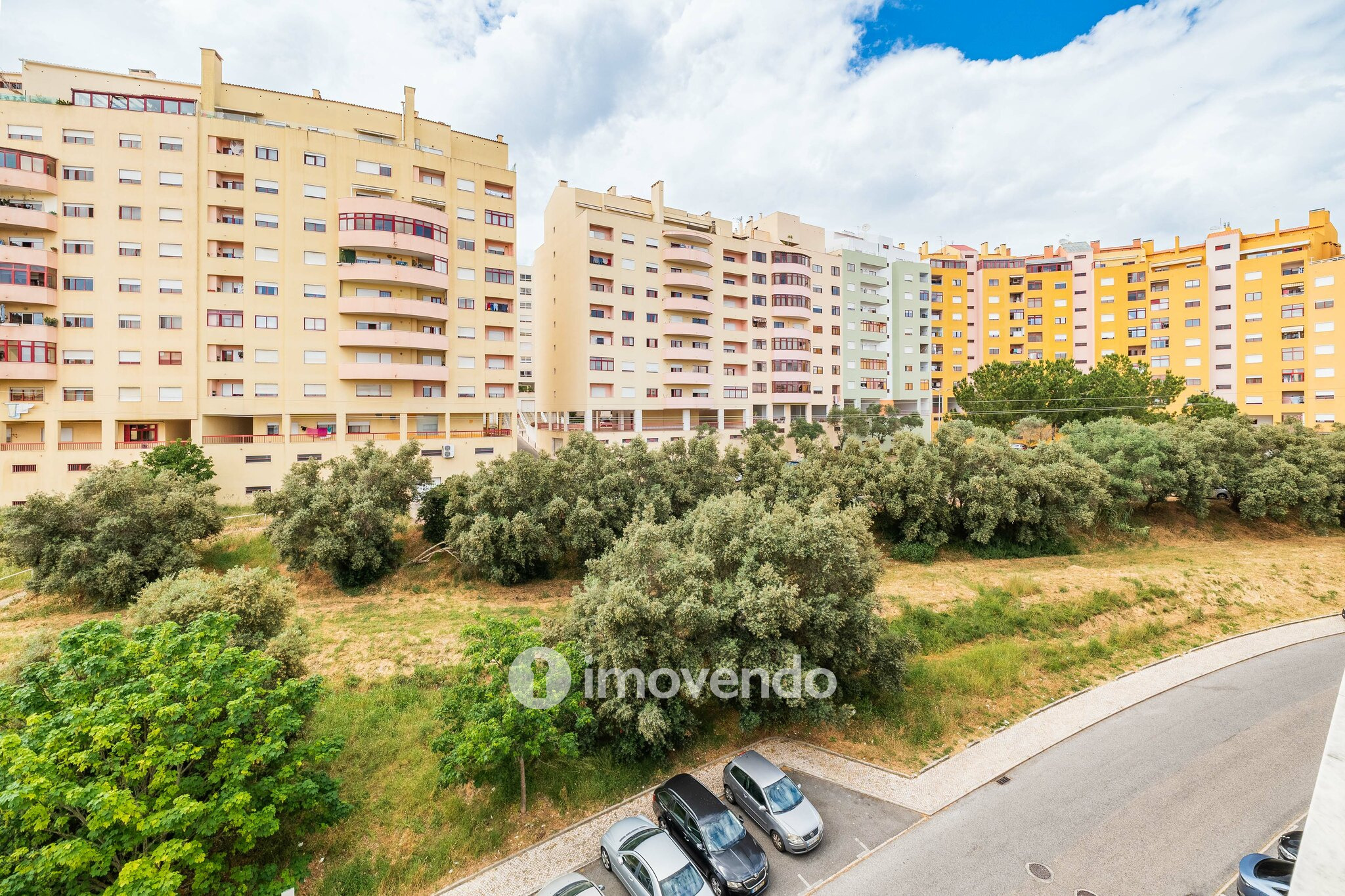 Apartamento T2, com áreas amplas e varanda, na Póvoa de Santa Iria
