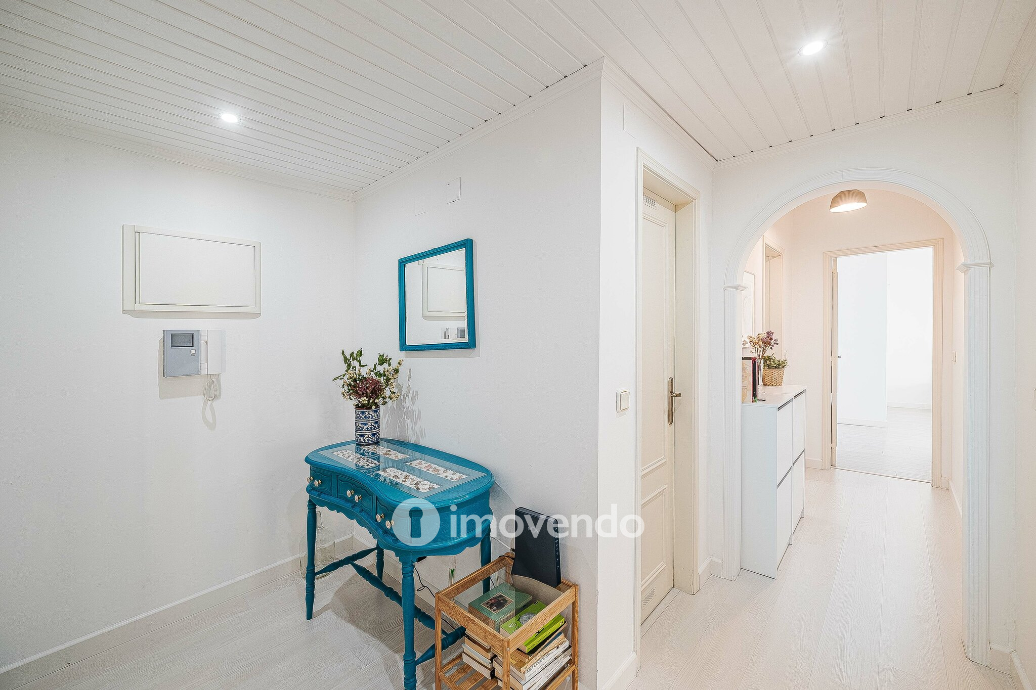 Apartamento T2, com áreas amplas e varanda, na Póvoa de Santa Iria
