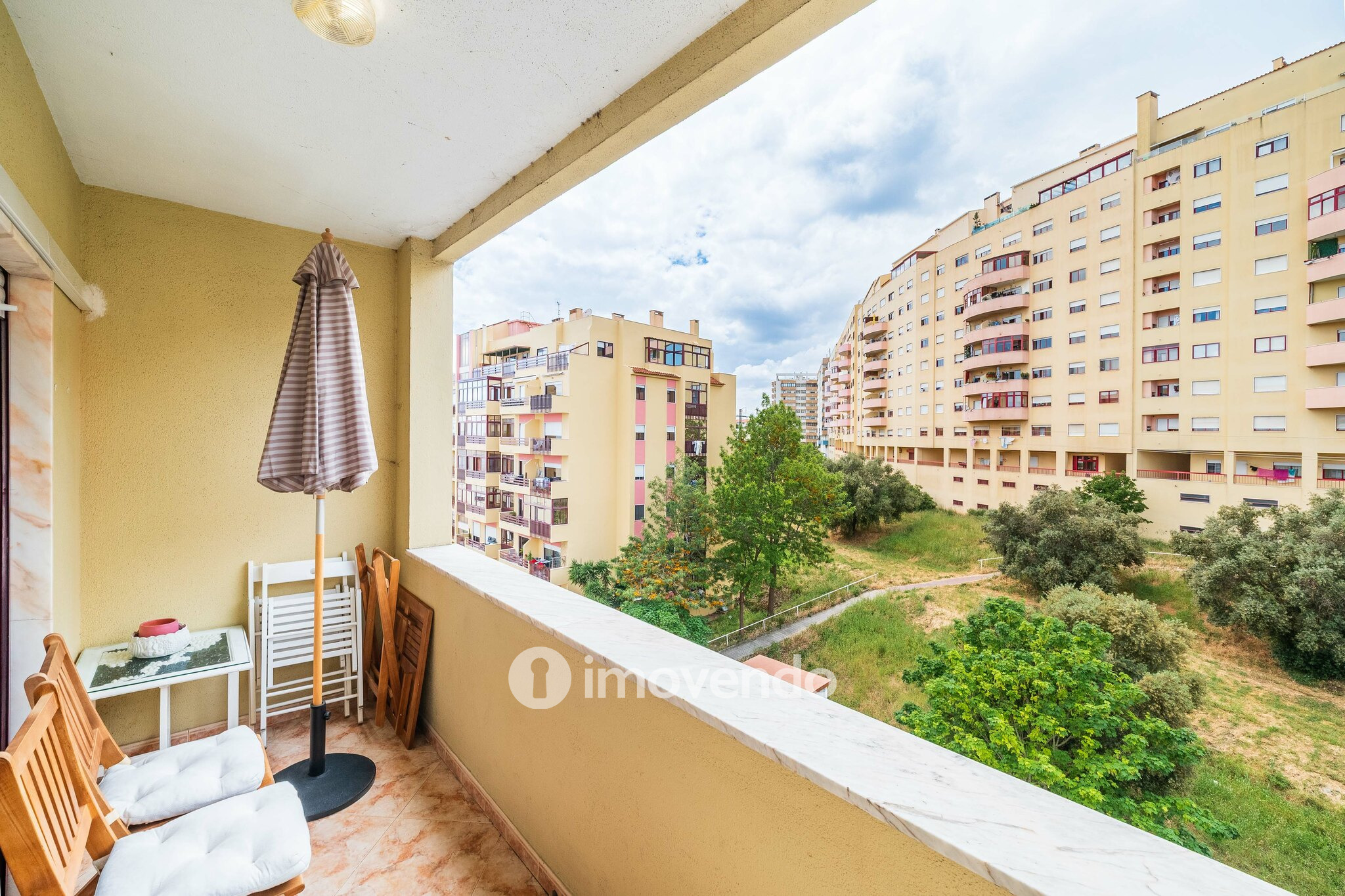 Apartamento T2, com áreas amplas e varanda, na Póvoa de Santa Iria