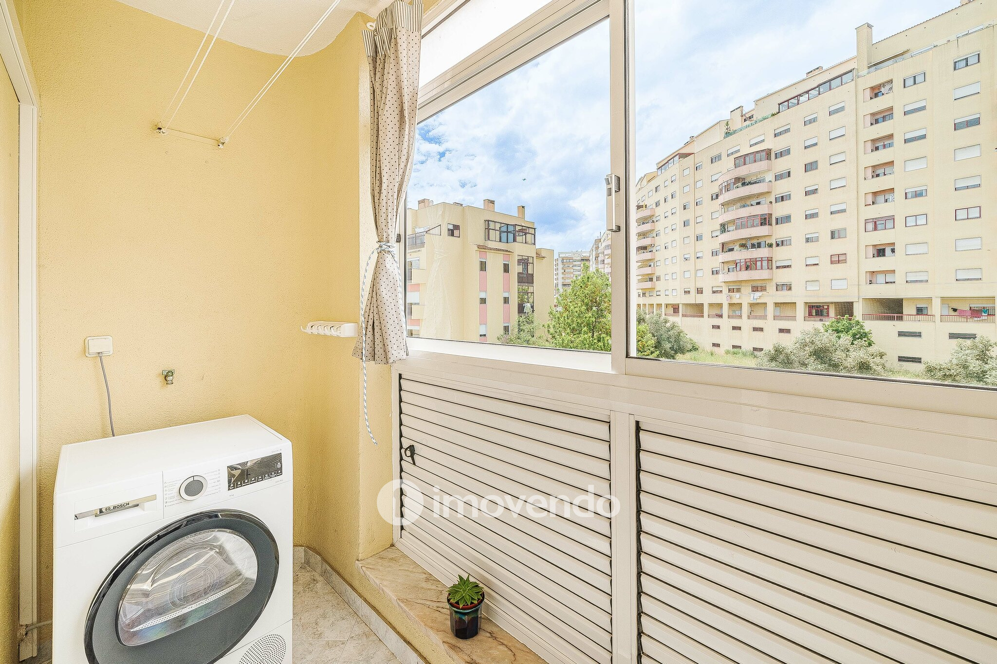 Apartamento T2, com áreas amplas e varanda, na Póvoa de Santa Iria
