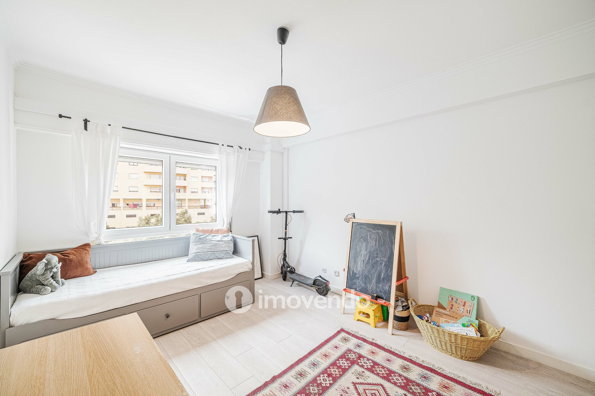 Apartamento T2, com áreas amplas e varanda, na Póvoa de Santa Iria