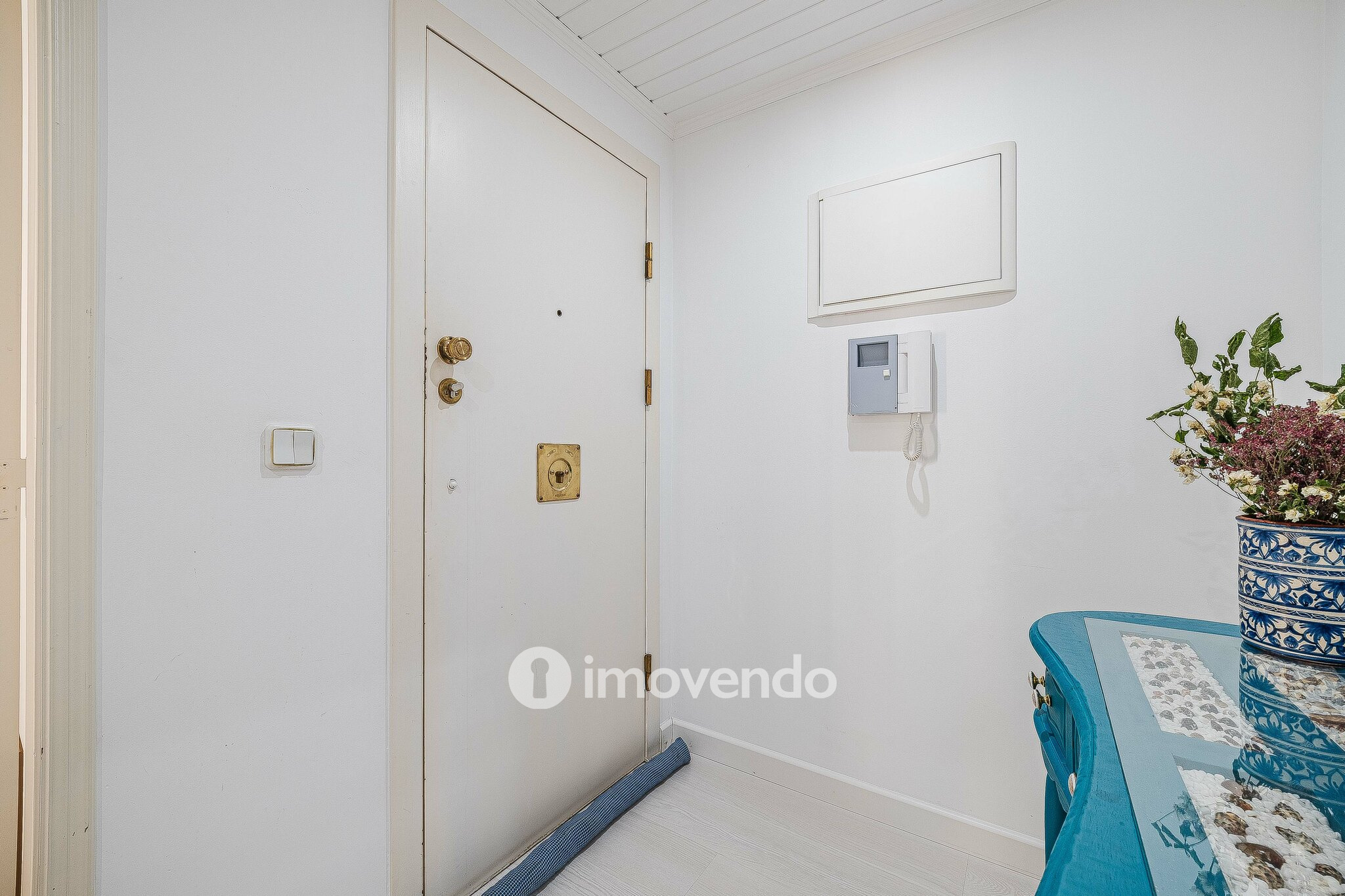 Apartamento T2, com áreas amplas e varanda, na Póvoa de Santa Iria