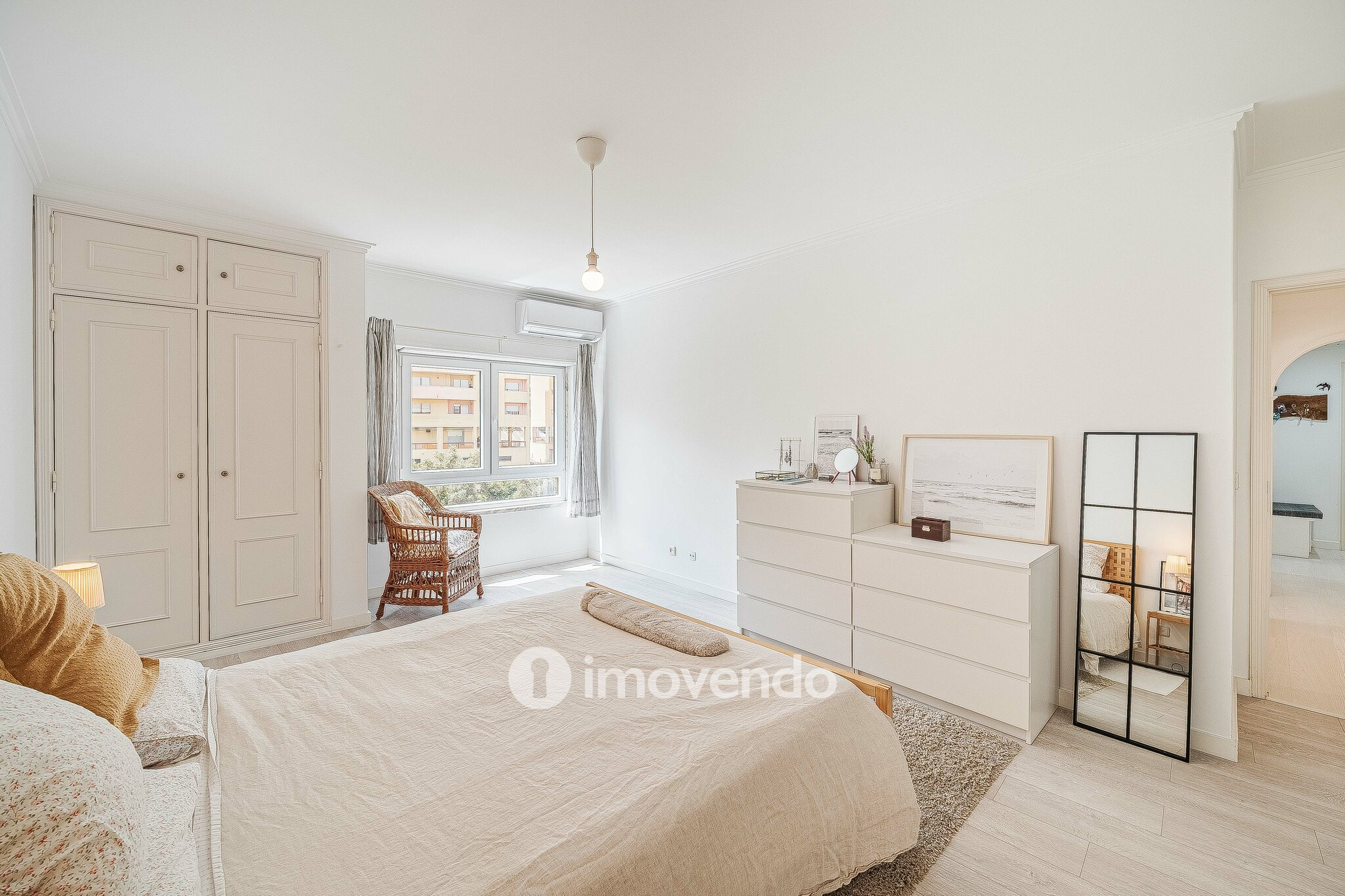 Apartamento T2, com áreas amplas e varanda, na Póvoa de Santa Iria