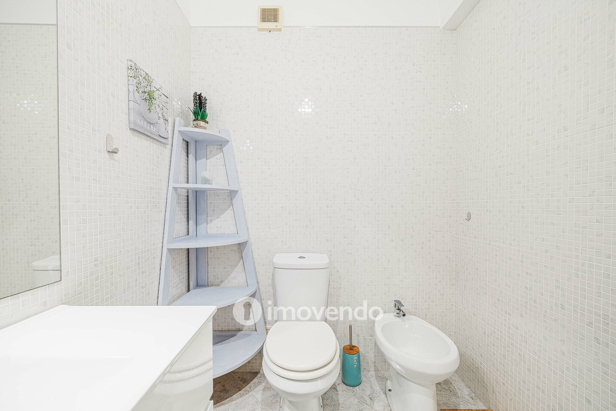 Apartamento T2, com áreas amplas e varanda, na Póvoa de Santa Iria