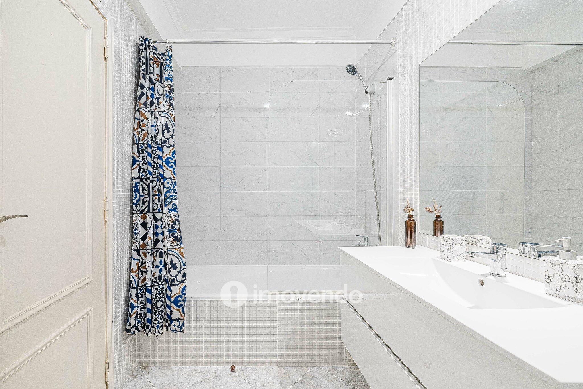 Apartamento T2, com áreas amplas e varanda, na Póvoa de Santa Iria