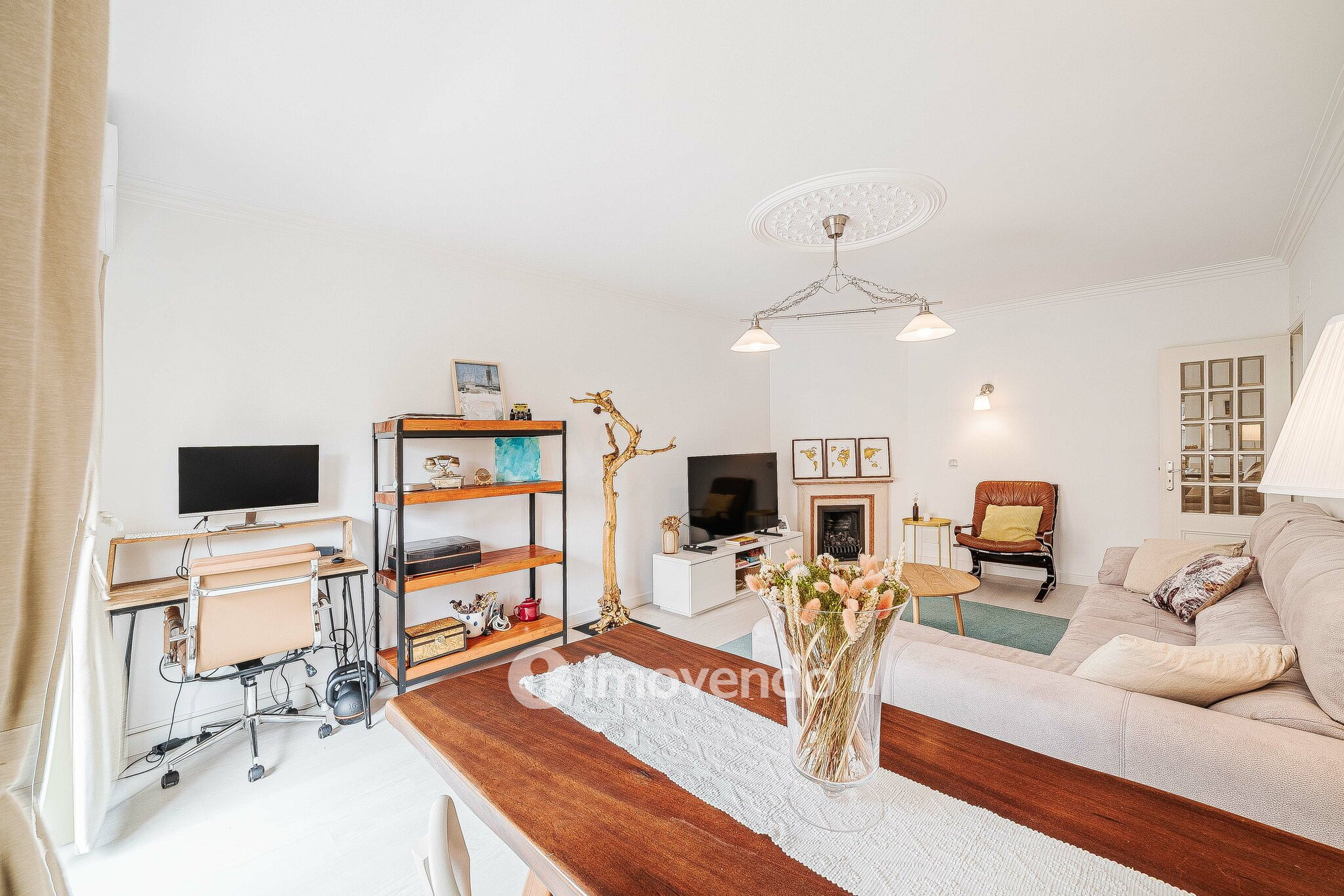 Apartamento T2, com áreas amplas e varanda, na Póvoa de Santa Iria