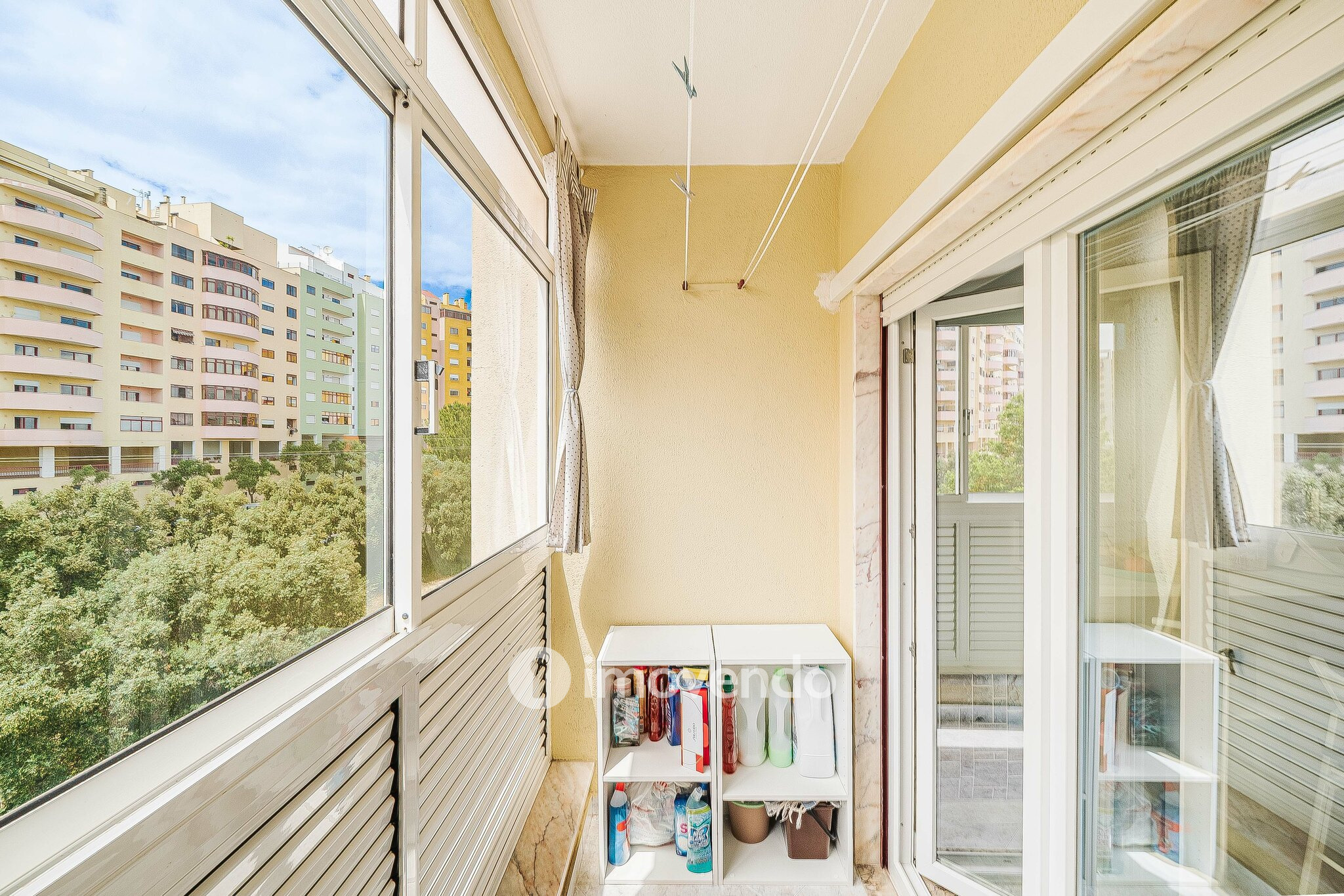 Apartamento T2, com áreas amplas e varanda, na Póvoa de Santa Iria