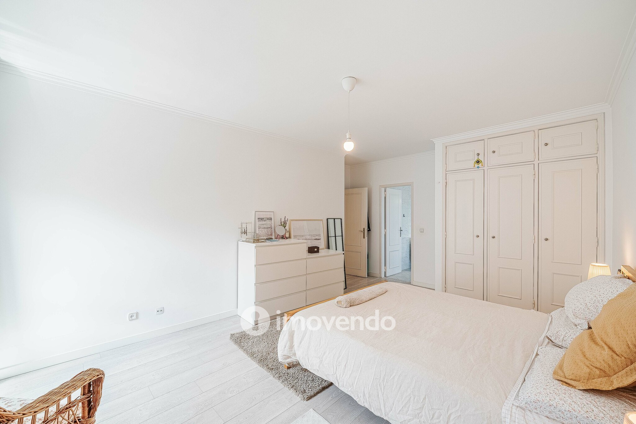 Apartamento T2, com áreas amplas e varanda, na Póvoa de Santa Iria