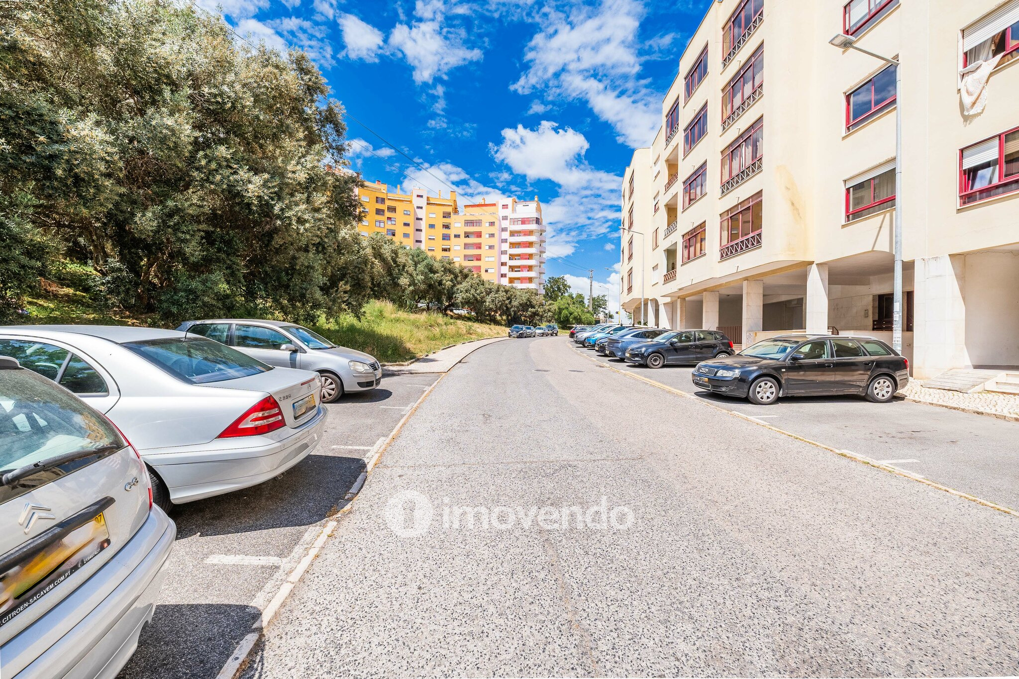 Apartamento T2, com áreas amplas e varanda, na Póvoa de Santa Iria