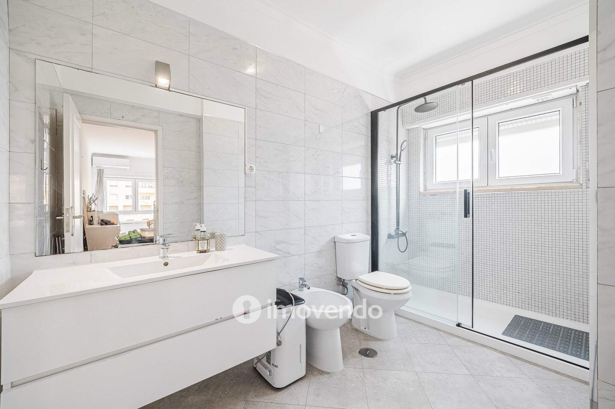 Apartamento T2, com áreas amplas e varanda, na Póvoa de Santa Iria