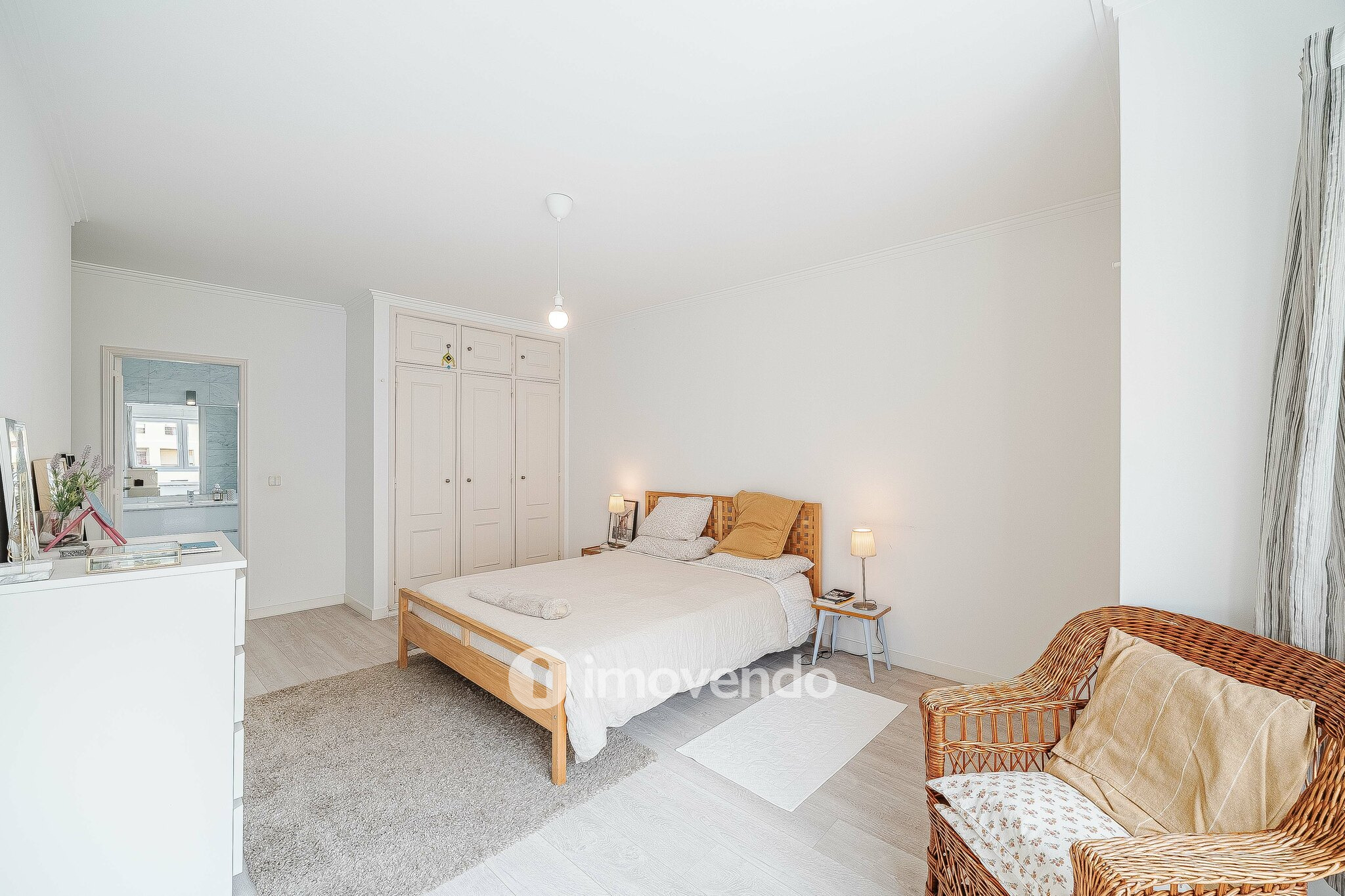 Apartamento T2, com áreas amplas e varanda, na Póvoa de Santa Iria