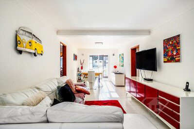 Moradia isolada T5, com piscina, jardim e terreno, na Quinta do Anjo