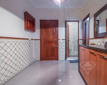 Apartamento T4, com áreas generosas e terraço, em Almada Velha