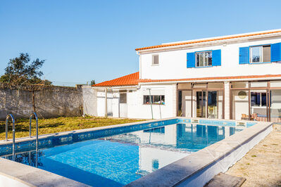 Moradia isolada T5, com piscina, jardim e terreno, na Quinta do Anjo