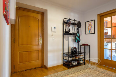 Apartamento T3, com áreas generosas e estacionamento, no Porto