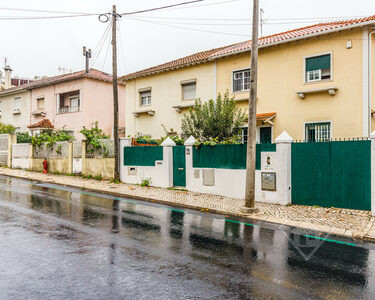 Moradia T3+1, com anexo T1 autónomo, pátio e estacionamento, em Lisboa