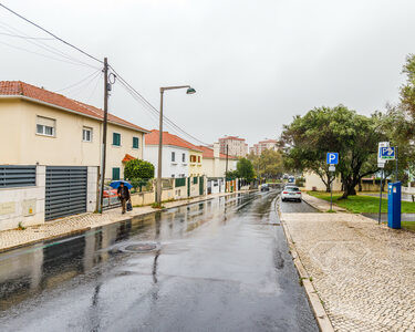 Moradia T3+1, com anexo T1 autónomo, pátio e estacionamento, em Lisboa