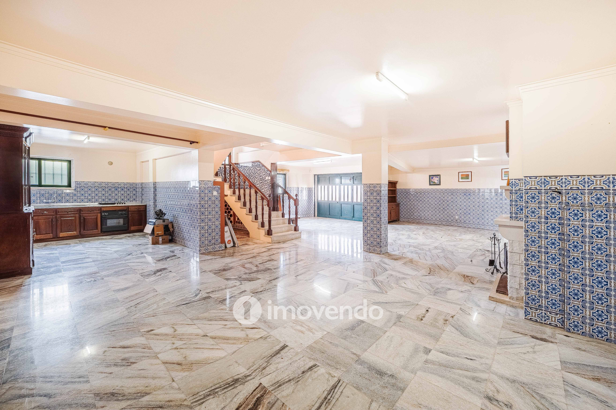 Moradia T7 exclusiva, com áreas amplas, garagem e jardim, em Queijas