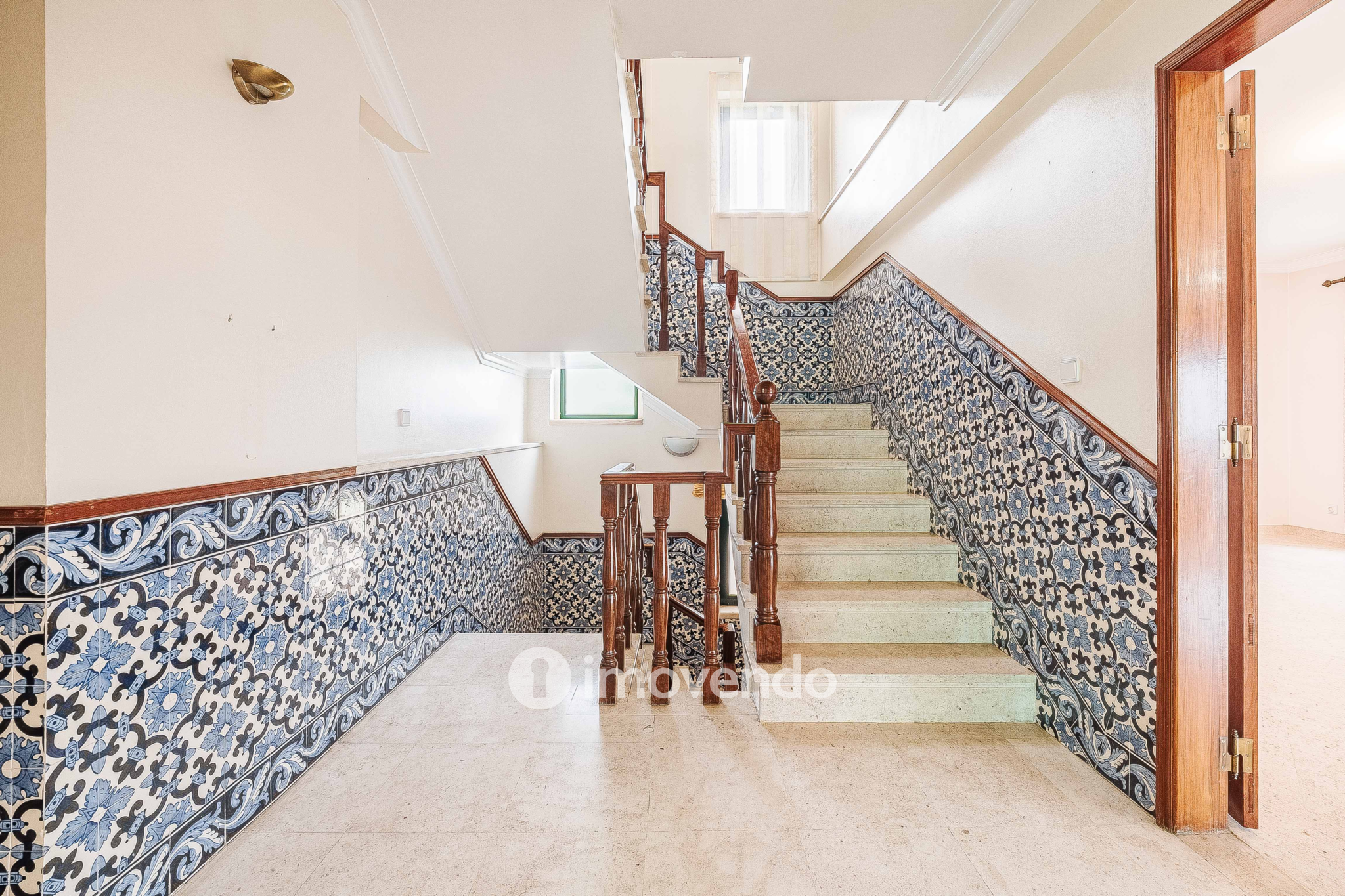 Moradia T7 exclusiva, com áreas amplas, garagem e jardim, em Queijas