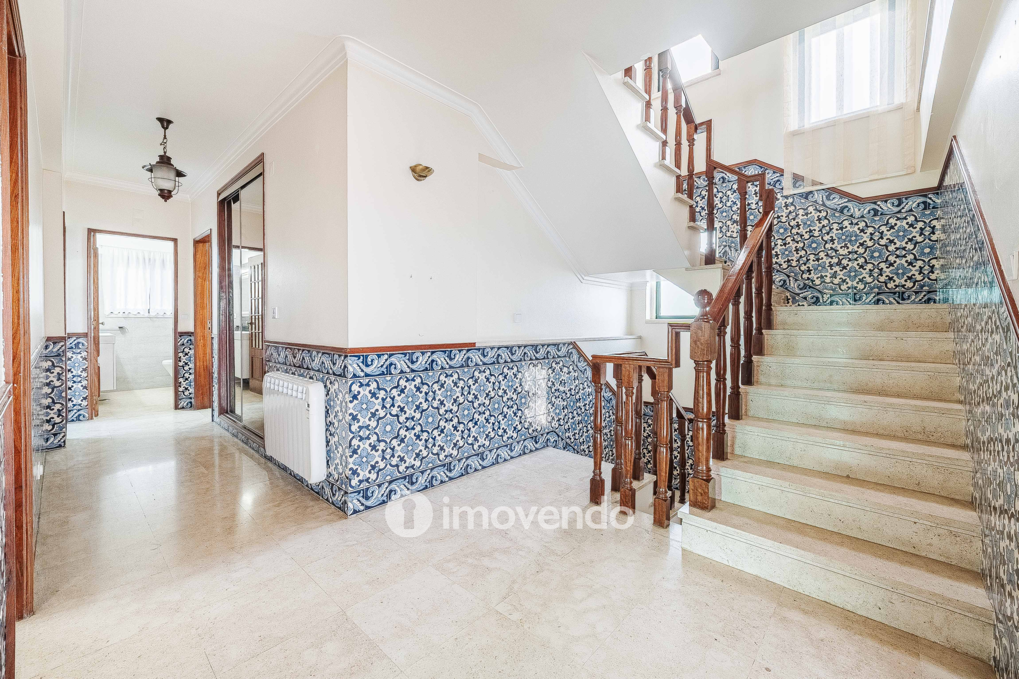 Moradia T7 exclusiva, com áreas amplas, garagem e jardim, em Queijas