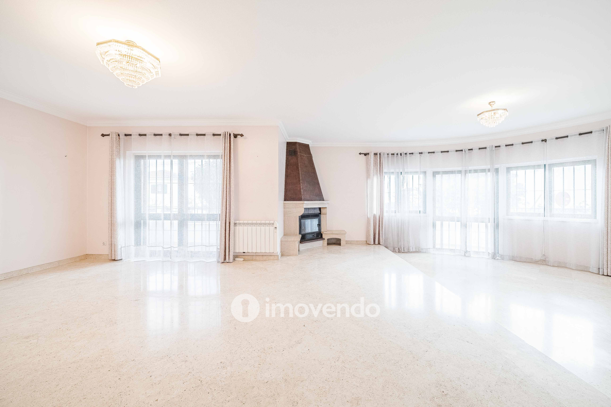 Moradia T7 exclusiva, com áreas amplas, garagem e jardim, em Queijas