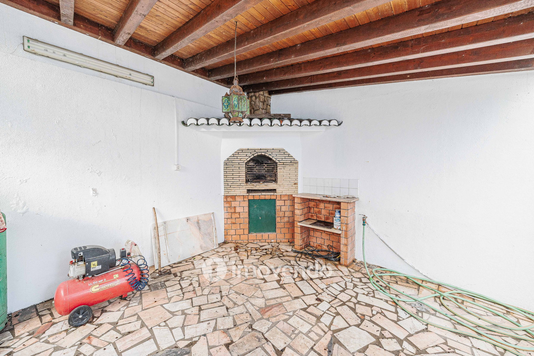 Moradia T7 exclusiva, com áreas amplas, garagem e jardim, em Queijas