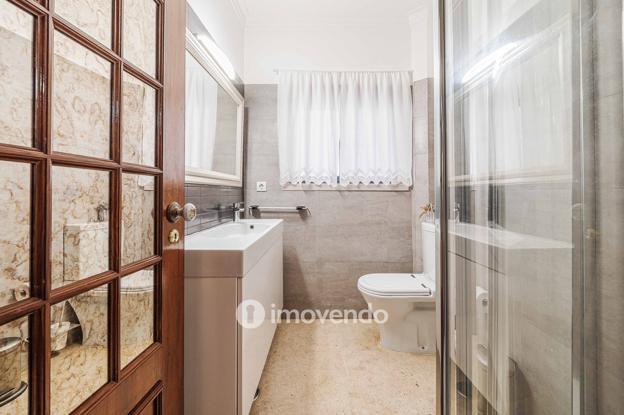 Moradia T7 exclusiva, com áreas amplas, garagem e jardim, em Queijas