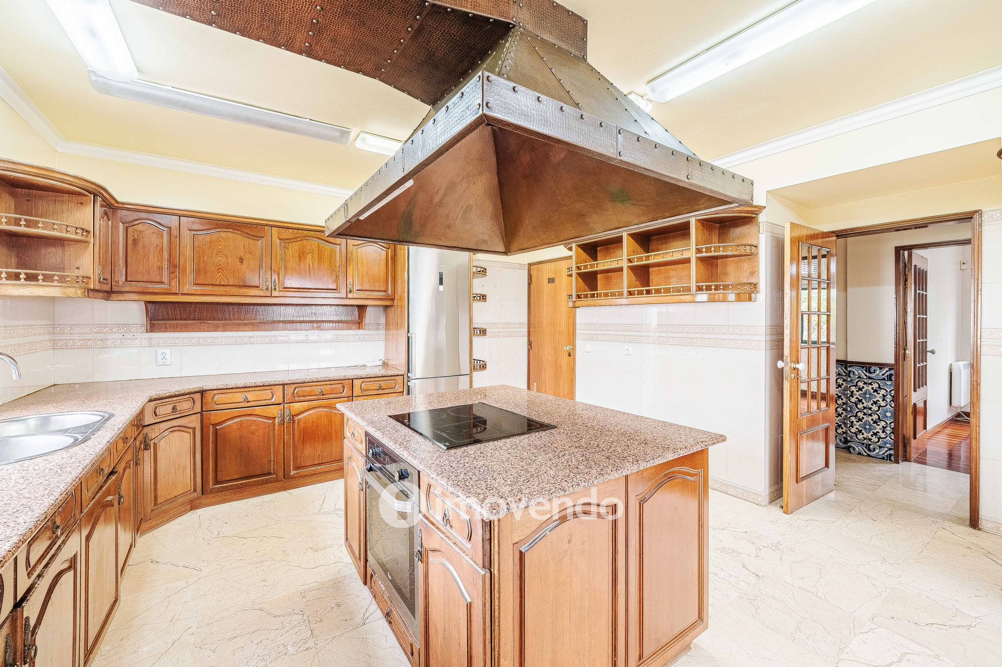 Moradia T7 exclusiva, com áreas amplas, garagem e jardim, em Queijas