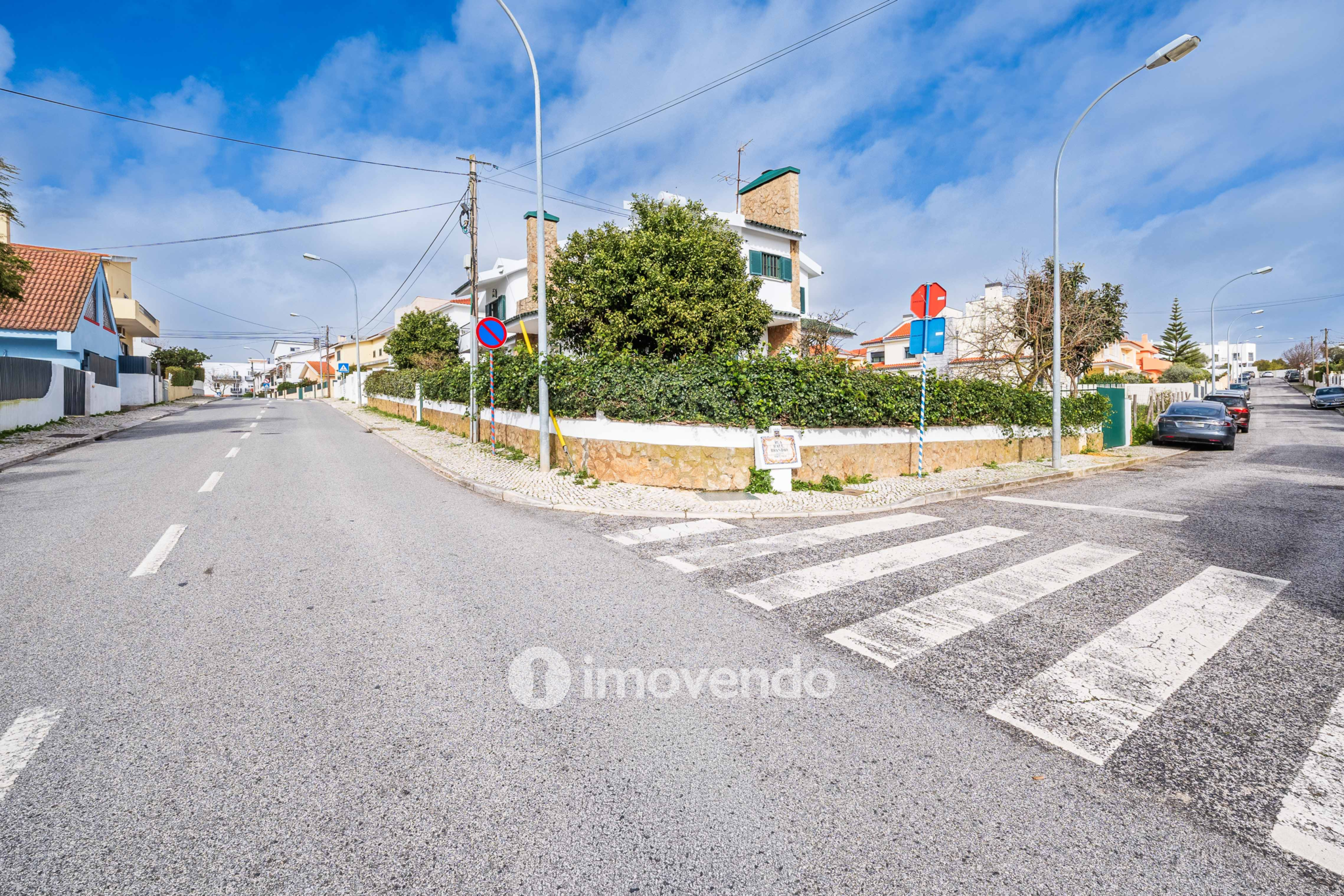 Moradia T7 exclusiva, com áreas amplas, garagem e jardim, em Queijas