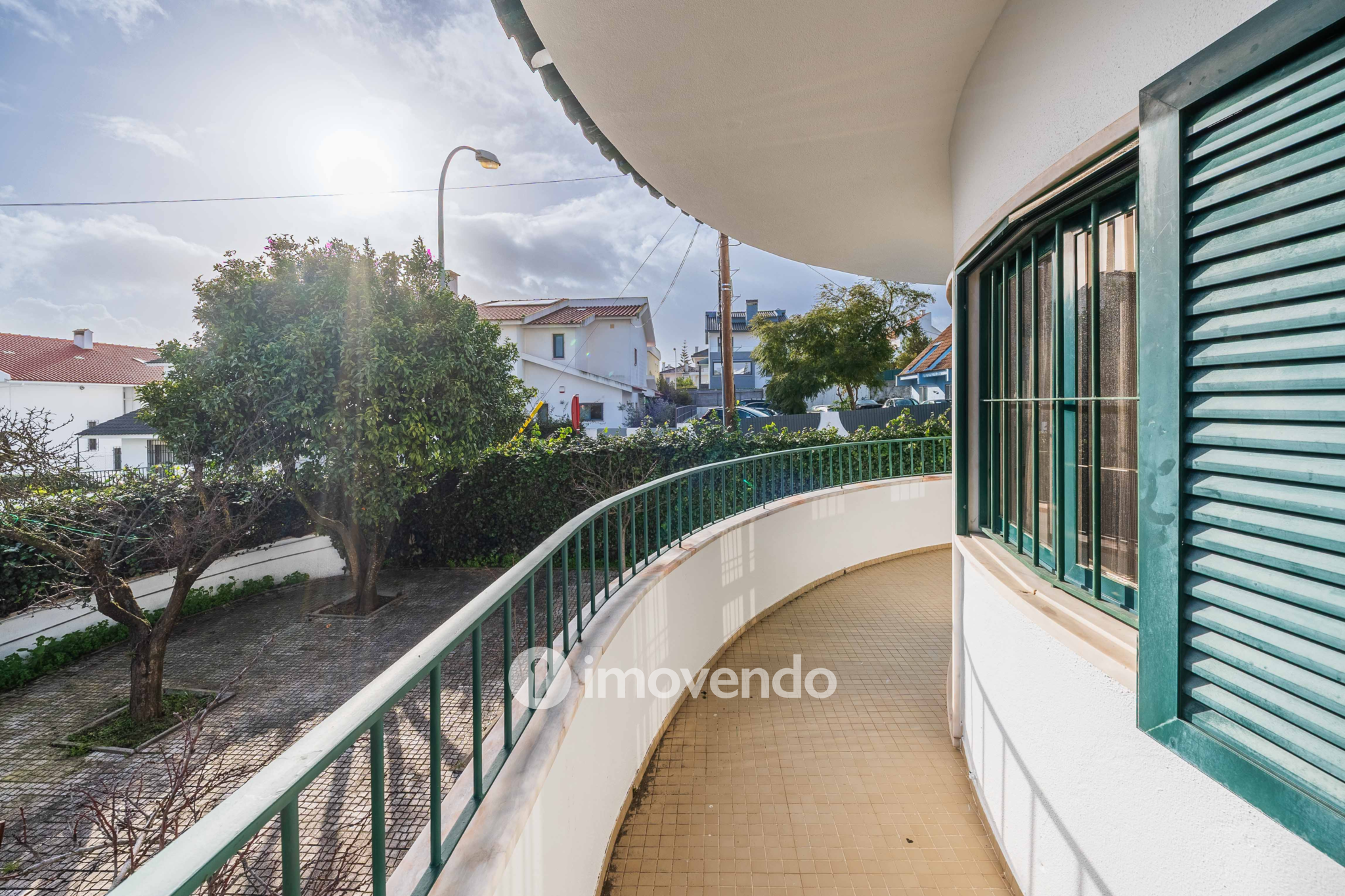 Moradia T7 exclusiva, com áreas amplas, garagem e jardim, em Queijas