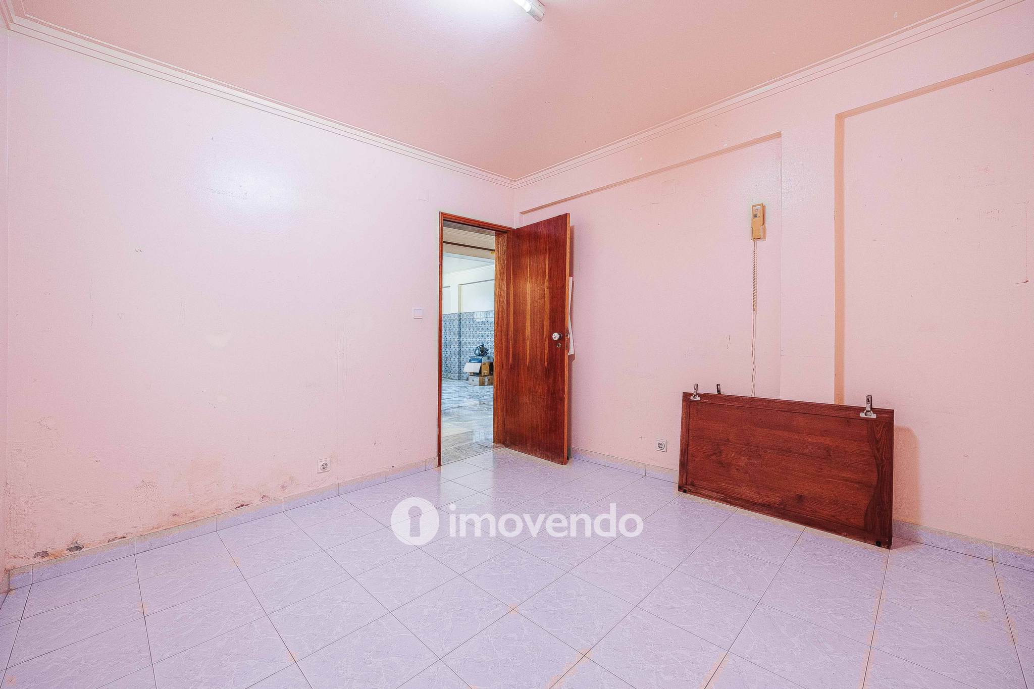 Moradia T7 exclusiva, com áreas amplas, garagem e jardim, em Queijas