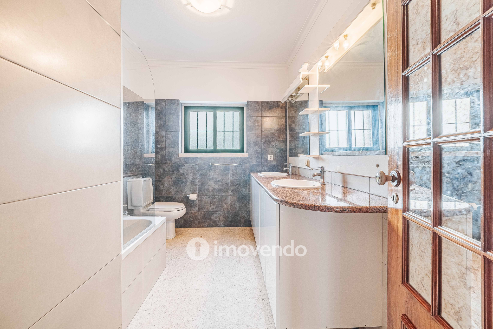 Moradia T7 exclusiva, com áreas amplas, garagem e jardim, em Queijas