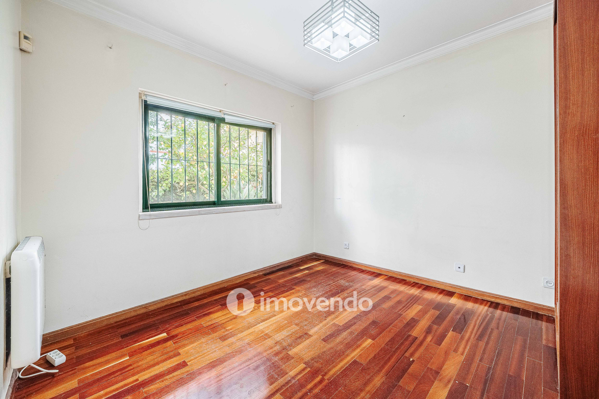 Moradia T7 exclusiva, com áreas amplas, garagem e jardim, em Queijas