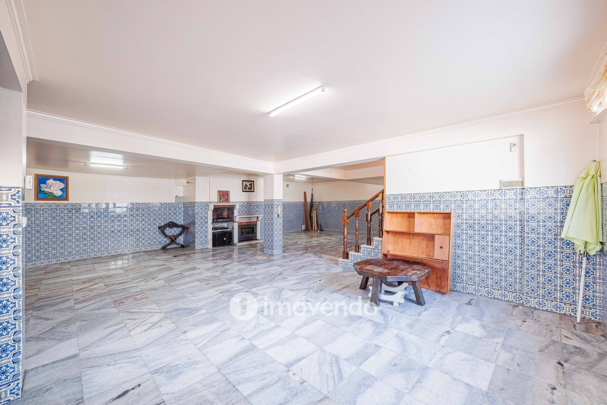 Moradia T7 exclusiva, com áreas amplas, garagem e jardim, em Queijas