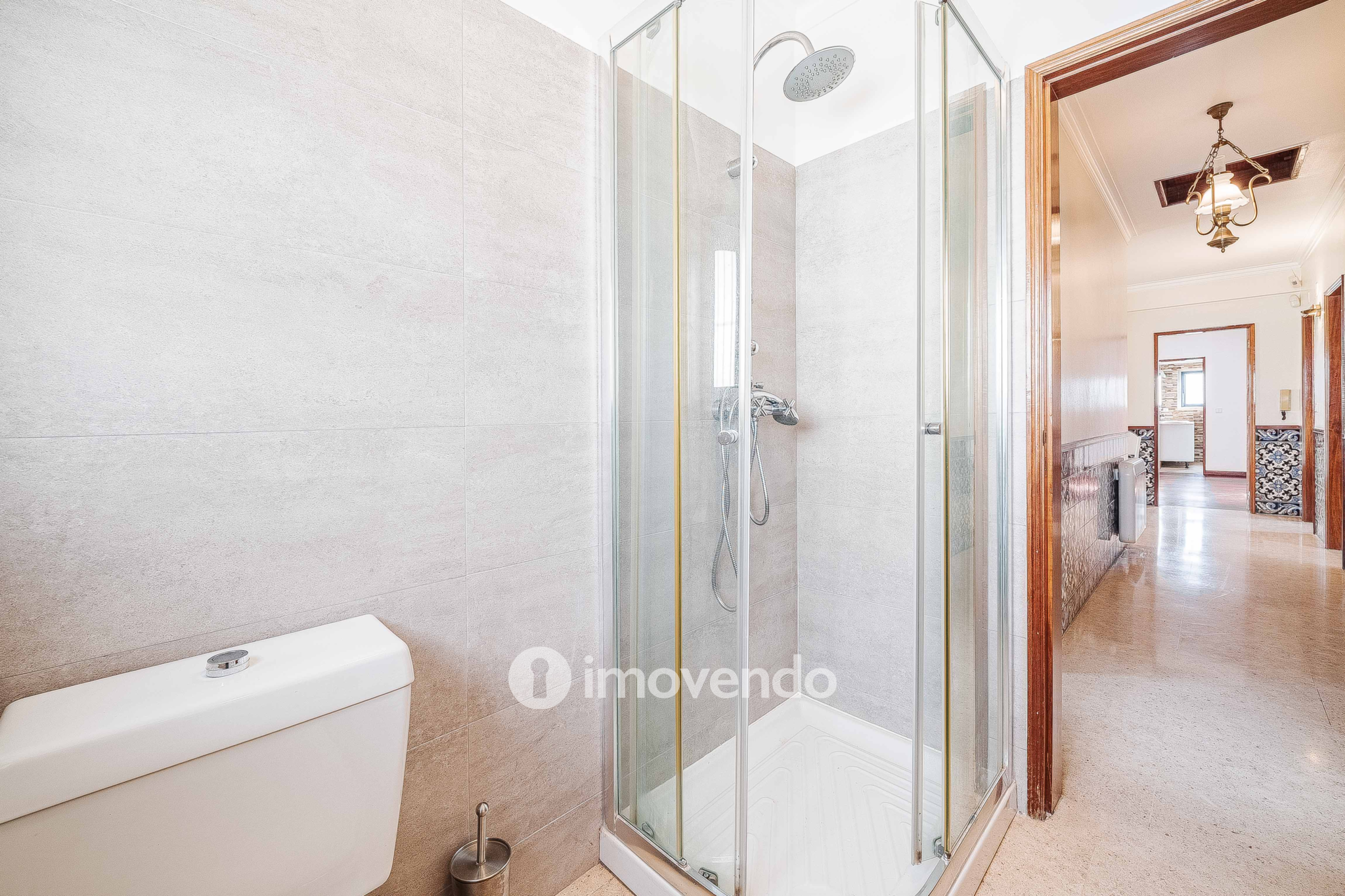 Moradia T7 exclusiva, com áreas amplas, garagem e jardim, em Queijas