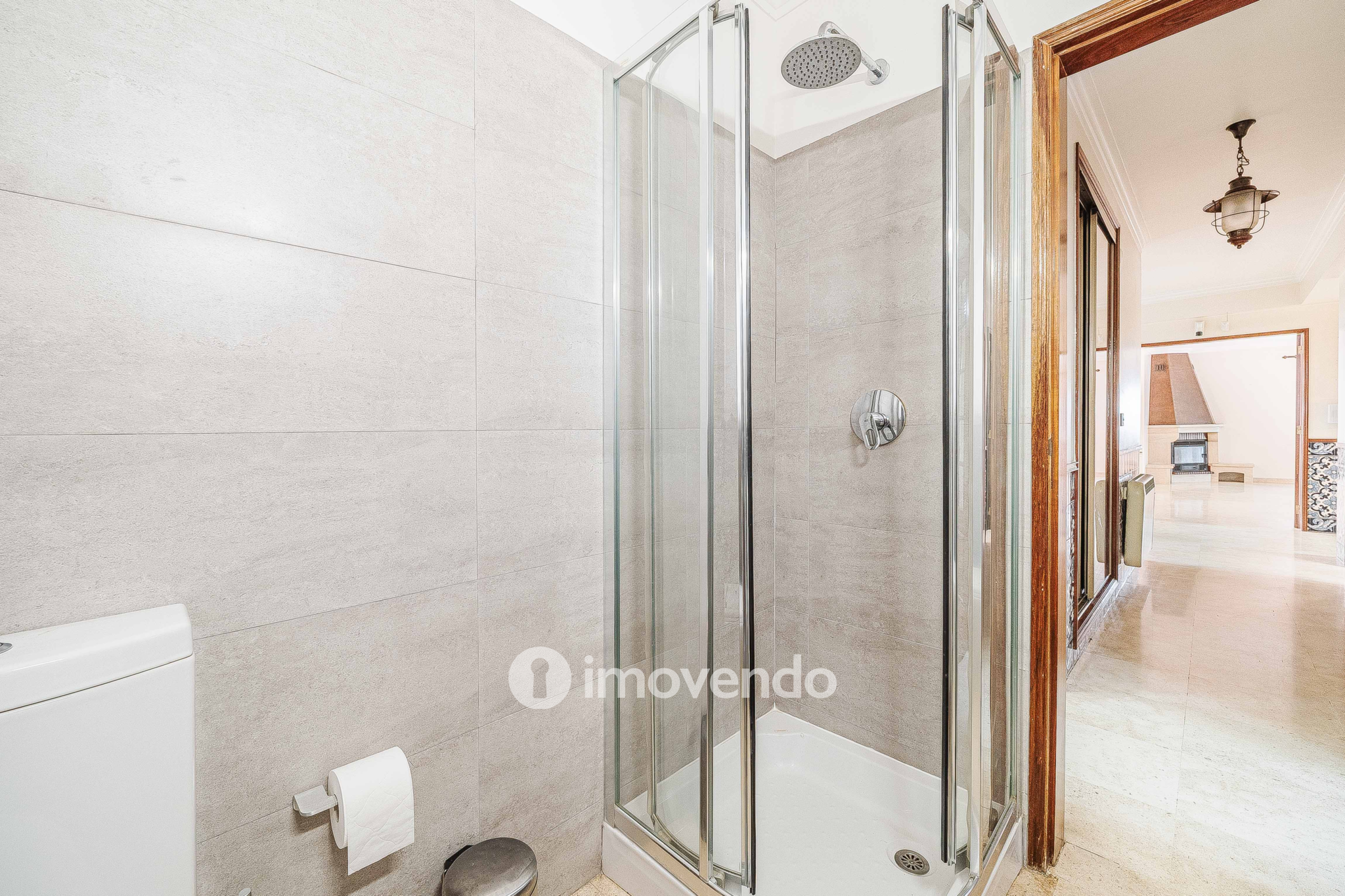 Moradia T7 exclusiva, com áreas amplas, garagem e jardim, em Queijas