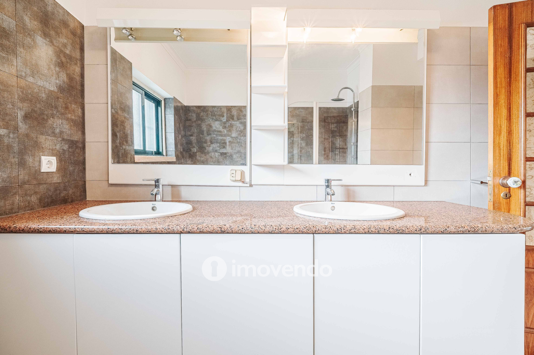 Moradia T7 exclusiva, com áreas amplas, garagem e jardim, em Queijas