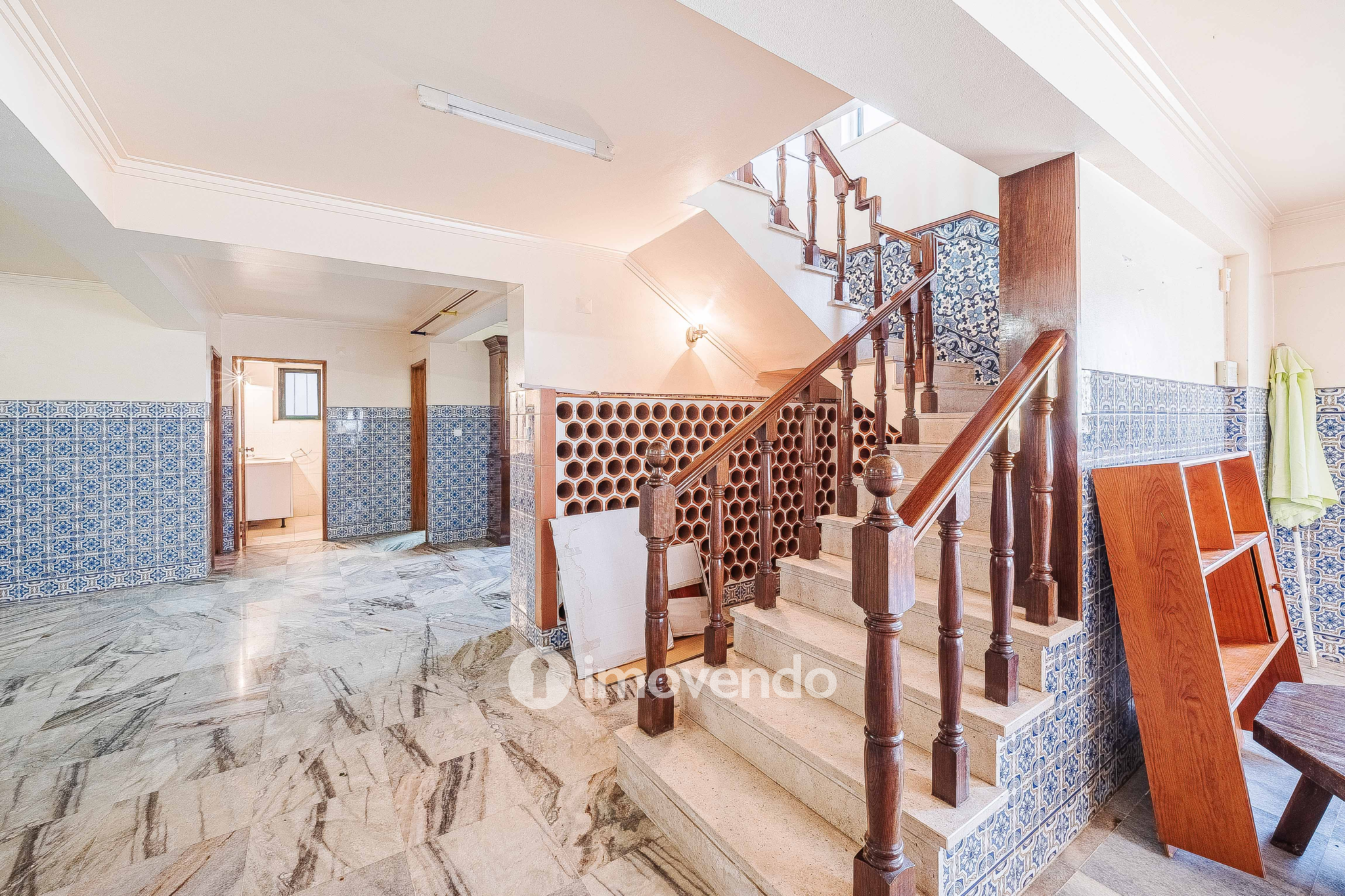 Moradia T7 exclusiva, com áreas amplas, garagem e jardim, em Queijas