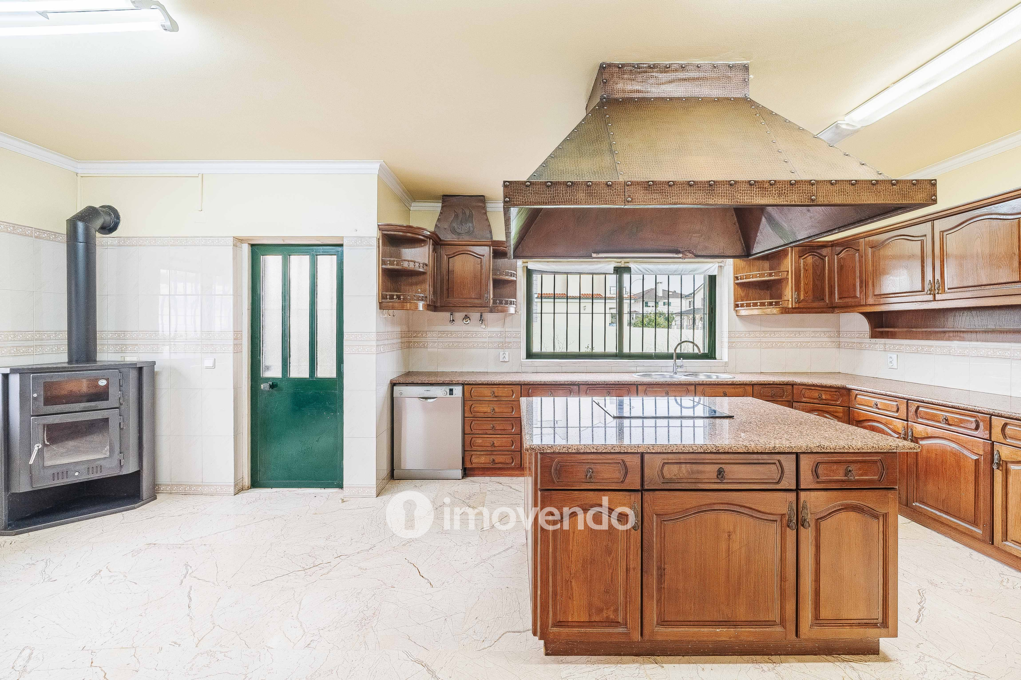 Moradia T7 exclusiva, com áreas amplas, garagem e jardim, em Queijas