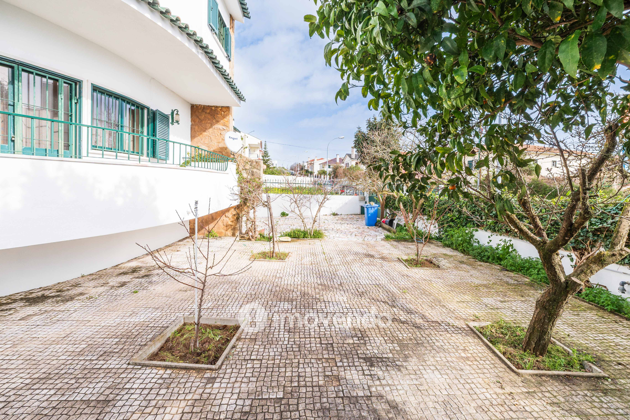 Moradia T7 exclusiva, com áreas amplas, garagem e jardim, em Queijas